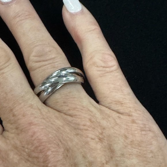 Elegant Silver Interlocking Ring Stainless - Picture 2 of 3